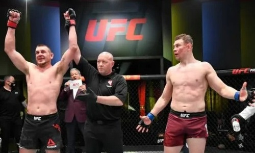 Российского бойца засудили в бою с американцем на турнире UFC. Видео