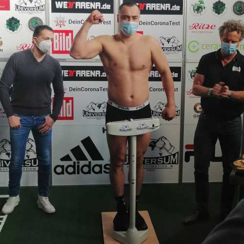 Непобежденный казахстанский супертяж сделал вес и встретился с «Годзиллой» перед боем за титул WBA. Фото