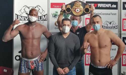 Непобежденный казахстанский супертяж сделал вес и встретился с «Годзиллой» перед боем за титул WBA. Фото
