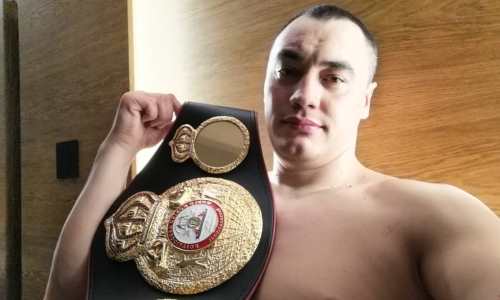 Непобежденный казахстанский супертяж-нокаутер продемонстрировал завоеванный пояс WBA. Фото