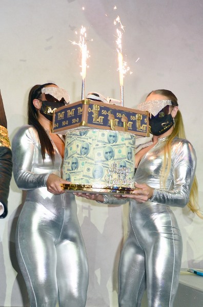 Мэйвезер шумно отметил день рождения с невестой-стриптизёршей на Арубе. Фото