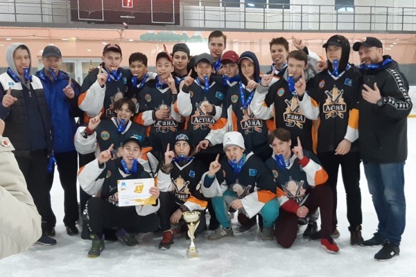 «Мечтаю играть в НХЛ». 16-летний хоккеист из Казахстана выступает в Америке за две команды и болеет из-за океана за «Барыс»