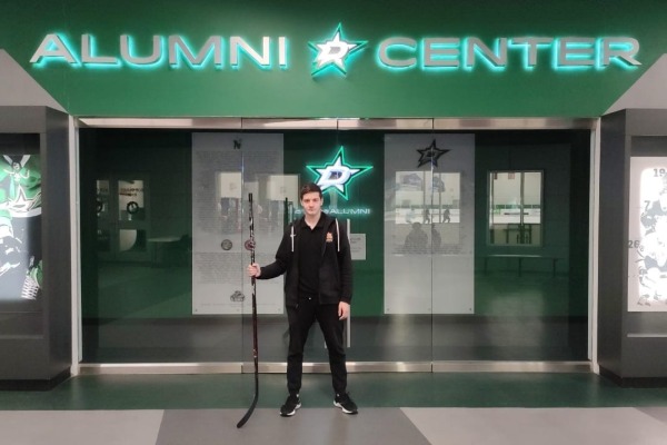 «Мечтаю играть в НХЛ». 16-летний хоккеист из Казахстана выступает в Америке за две команды и болеет из-за океана за «Барыс»