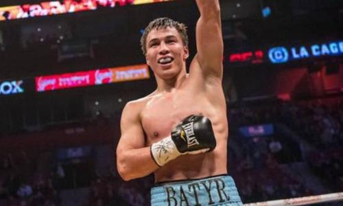 Батыр Джукембаев показал фото с тренировки на пляже в США