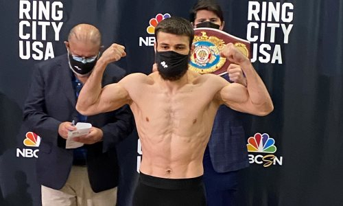 Казахстанский боксер из Golden Boy сделал вес и провел дуэль взглядов с непобежденным «Зорро» перед титульным боем. Фото