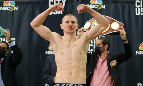 «Преемник» Головкина с 18 нокаутами прошел взвешивание перед титульным боем. Фото и видео