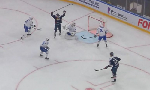 Голкипер «Барыса» совершил «привоз» в матче с «Металлургом». Видео