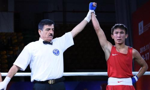 Казахстанский боксер вышел в финал турнира в Испании. Видео