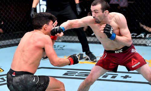 Российский боец разгромил экс-претендента на титул в основном карде турнира UFC 259. Видео