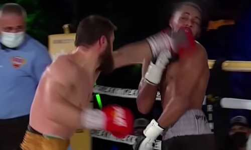 Спорно проигравший казахстанский боксер показал доказательство своей победы. Фото 