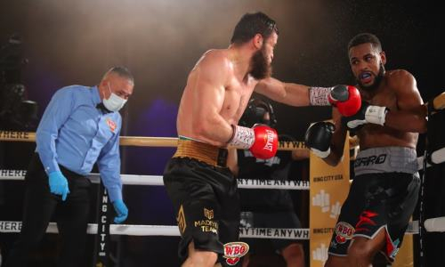 Казахстанский боксер «дисквалифицировал» своего соперника после боя со скандальным исходом
