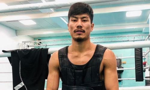 Непобежденный казахстанский боксер с титулом WBC продолжает тренировки. Видео