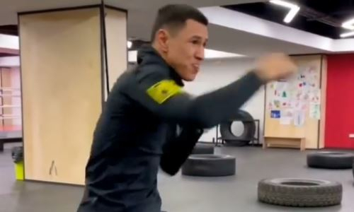 Казахстанский боксер с 24 победами показал скоростной бой с тенью перед боем за титул WBO. Видео