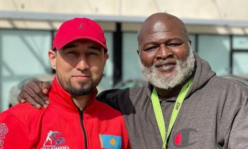 Обладатель трех титулов из Казахстана прибыл в США и встретился с легендой бокса. Фото и видео