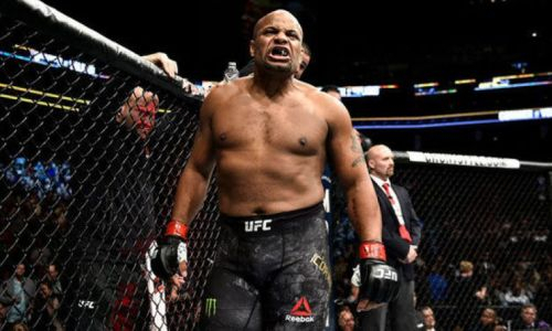 «Люди не хотят с ним драться». Даниэль Кормье назвал самого опасного бойца легкого дивизиона UFC