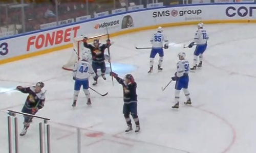 «Металлург» в большинстве забросил вторую шайбу «Барысу» в пятом матче плей-офф КХЛ. Видео