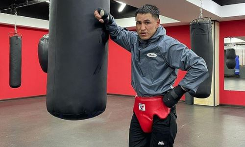 Непобежденный казахстанский боксер показал свой коронный прием. Видео