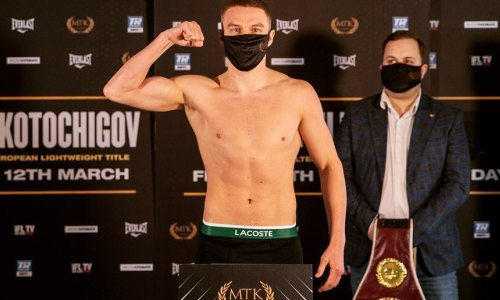 «Казахский король» сделал вес и провел дуэль взглядов перед боем за титул WBO. Видео