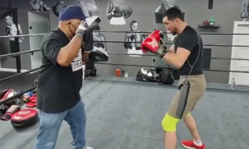 Чемпион WBC, WBC и WBO из Казахстана начал тренировки под руководством наставника Ковалева и Алимханулы. Видео