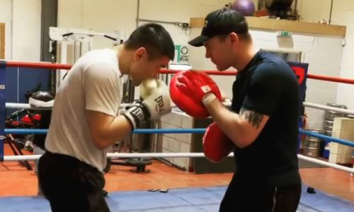 Турсынбай Кулахмет показал, как оттачивает работу корпусом и контрудары. Видео