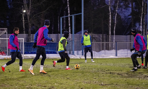 Игроки сборной Казахстана в составе «Ротора» провели тренировку к матчу РПЛ при минус 18. Видео 