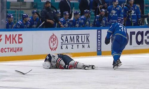 Нападающий «Барыса» жестко отправил в нокдаун хоккеиста «Металлурга» и взбесил тренера соперника . Видео