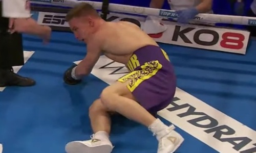 Как «Казахского короля» жестоко вырубили в бою в титул WBO. Видео