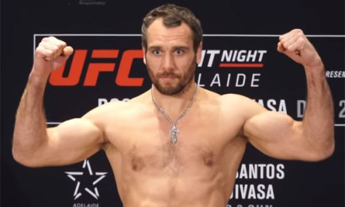 Российский боец готовится к бою против экс-соперника Хабиба и Фергюсона в зале Резникова в Казахстане