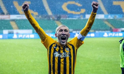 «Ничего святого не осталось у людей». Фанаты «Астаны» встретили Исламбека Куата ненавистью. Он показывал им факи