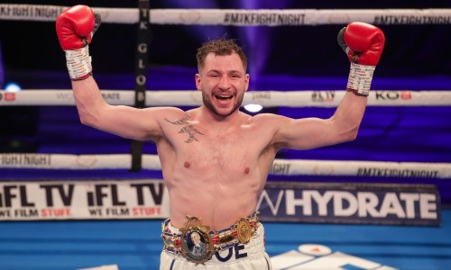 Обидчик «Казахского короля» грязным ударом исподтишка нокаутировал соперника в титульном бою. Видео