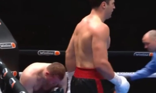 Российский супертяж финишировал соперника пушечным ударом по селезенке. Видео нокаута