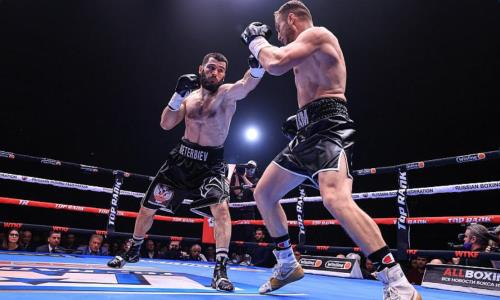 Кадыров по видеосвязи поздравил Бетербиева с победой, когда тот был на ринге. Фото