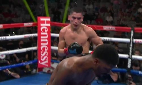 Экс-чемпиона мира жестко нокаутировали в главном бою вечера за титул WBO. Видео