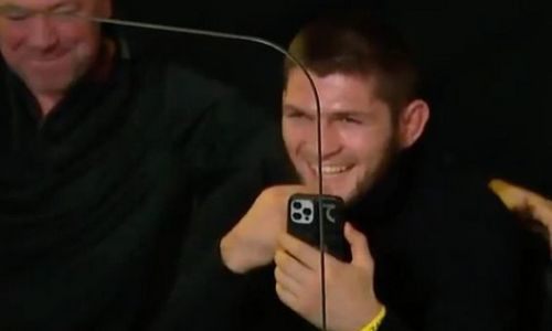 Боец во время главного поединка UFC просил помощи у Хабиба Нурмагомедова. Видео