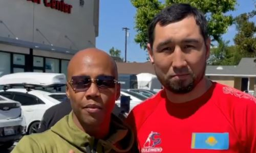 Чемпион мира в шести весовых категориях обратился к казахстанскому боксеру перед боем. Видео