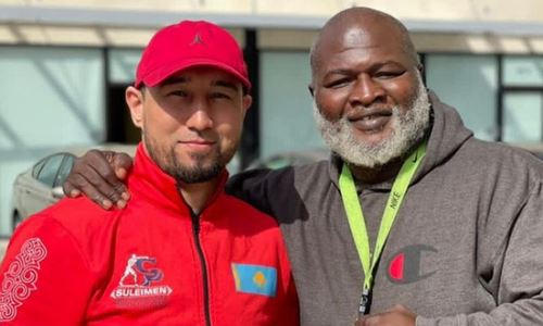 Команда чемпиона WBC, WBA и WBO из Казахстана показала фото с легендами бокса