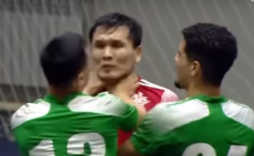 Игрок пытался задушить соперника во время матча чемпионата Казахстана. Видео