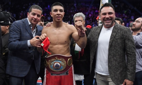 «Никого не боится». Де ла Хойя вновь сделал заявление о бое Головкин — Мунгия