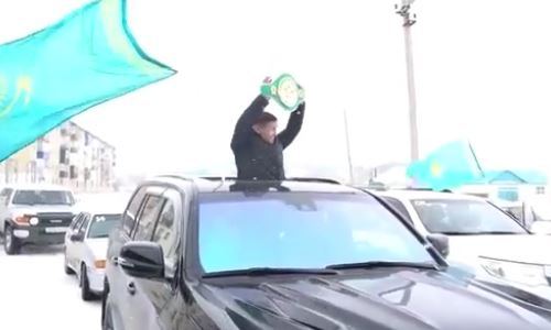 Непобежденный казахстанский боксер праздничным автопробегом привез титул WBC в родной город. Видео