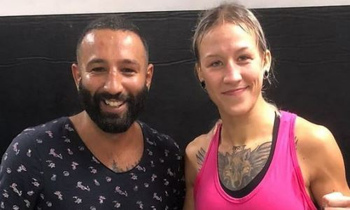 Первая казахстанка в UFC отработала боксерские навыки с тренером. Видео