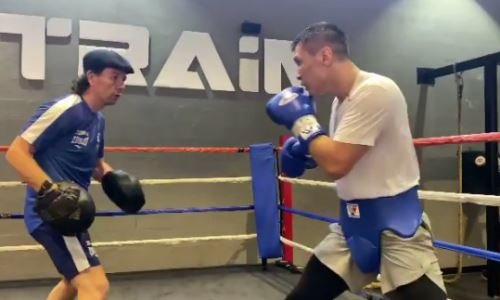 «Сумасшедший тренер». Турсынбай Кулахмет показал видео интенсивной работы в ринге с наставником
