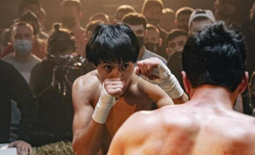 Бой казахстанского бойца на голых кулаках в Москве завершился неожиданным исходом. Видео