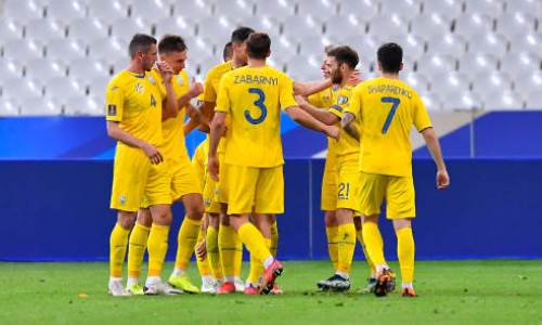 Сборная Украины вернулась в Киев после ничьей с Францией и начала подготовку к матчам с Финляндией и Казахстаном. Фото