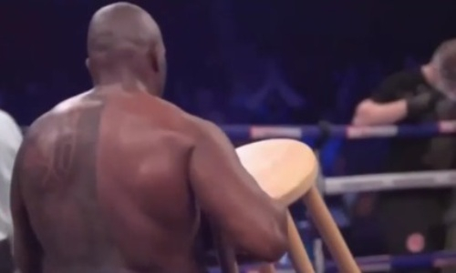 Уайт принес табуретку Поветкину после тяжелого нокаута. Видео