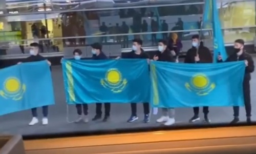 Сборную Казахстана горячо встретили в Киеве. Видео