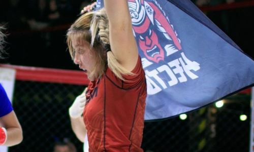 Украинская девушка-боец ММА ошеломила соперницу крутым приемом из реслинга. Видео