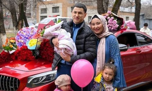 «Времени на празднование нет». Казахстанский боксер с 24 победами отметил радостное событие перед боем