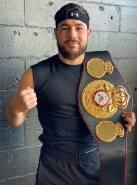 Садриддин Ахмедов получил свой пояс WBA и продемонстрировал его публике. Фото