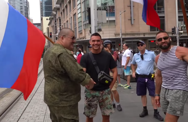 «Я здесь за Путина». Сын Кости Цзю пришёл на акцию казаков в Австралии. Фото