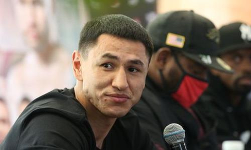 Непобежденный казахстанский боксер провел битву взглядов с «Могучим кельтом» перед защитой титула WBO. Фото